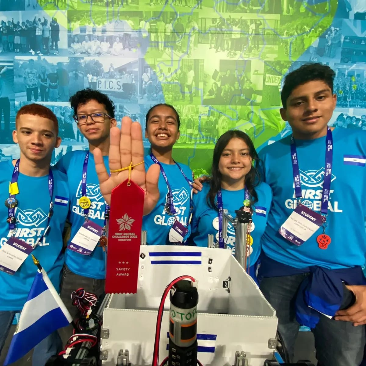 Jóvenes de escuelas públicas representan a  El Salvador en Competencia Mundial de Robótica.