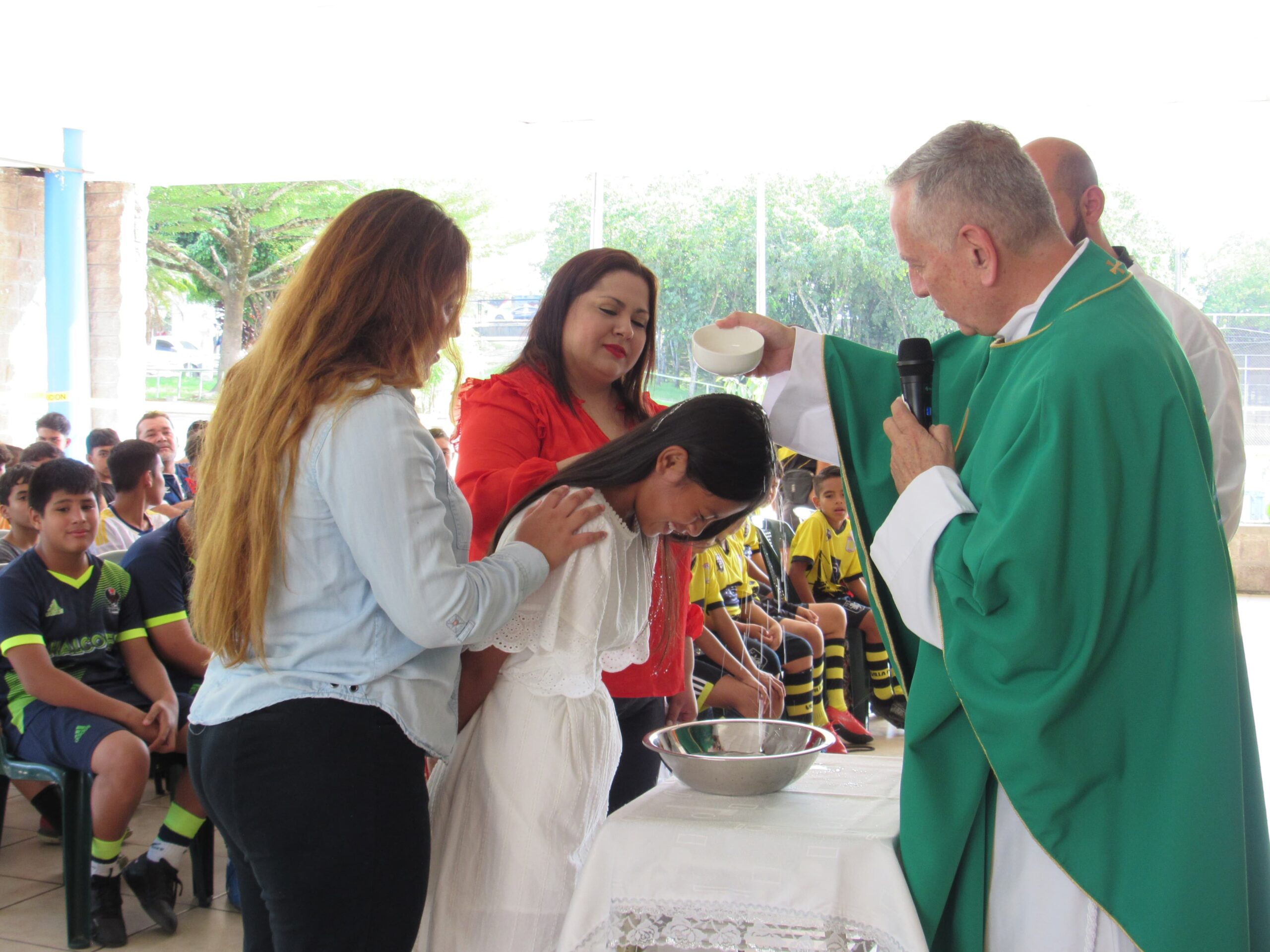 Beneficiaria del Oratorio FUSALMO recibe el sacramento del bautismo  