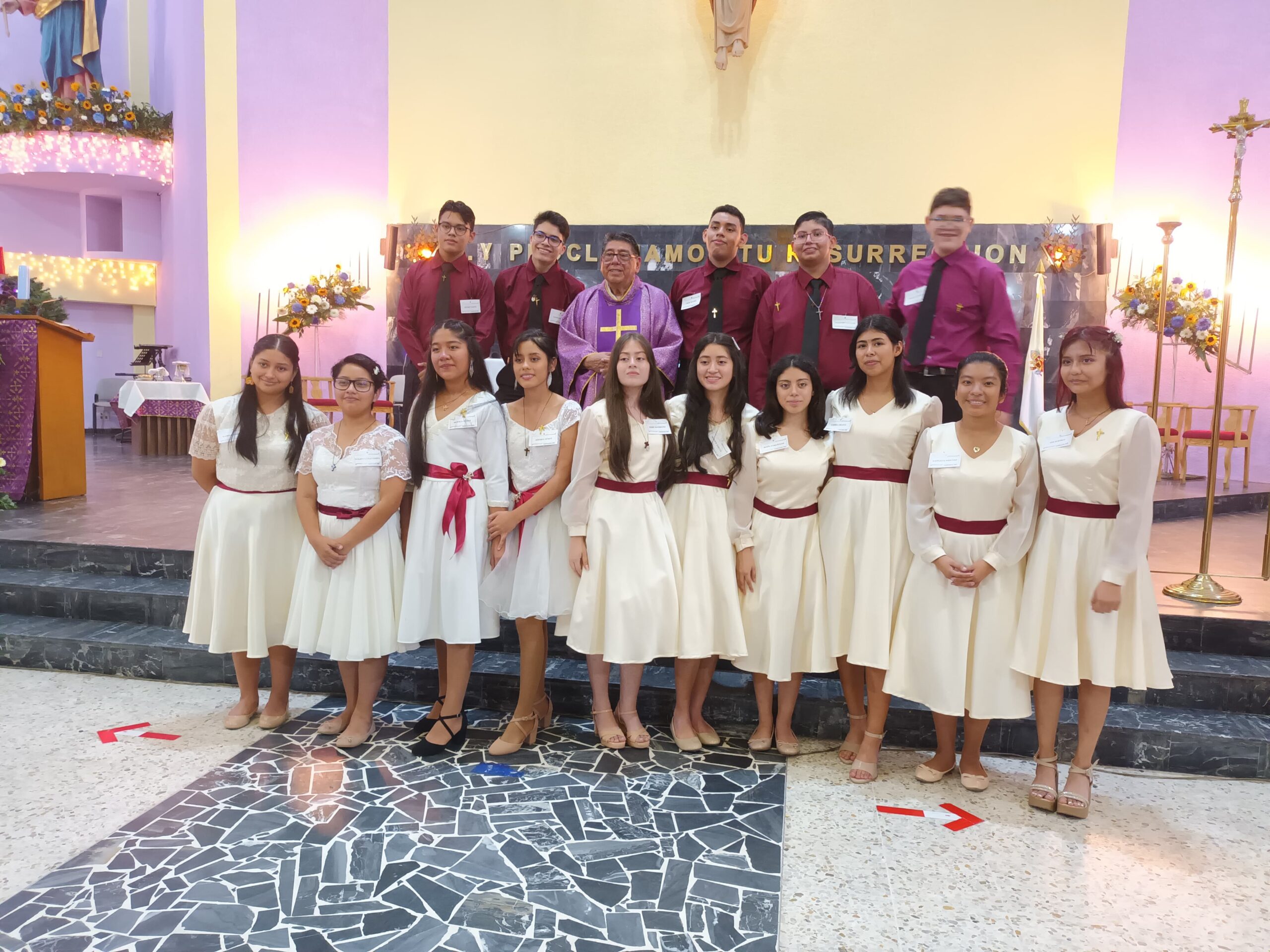 Jóvenes reafirman su fe con el sacramento de la confirmación  