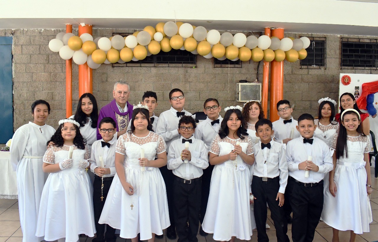Niñas, niños y adolescentes del Oratorio reciben su primera comunión  