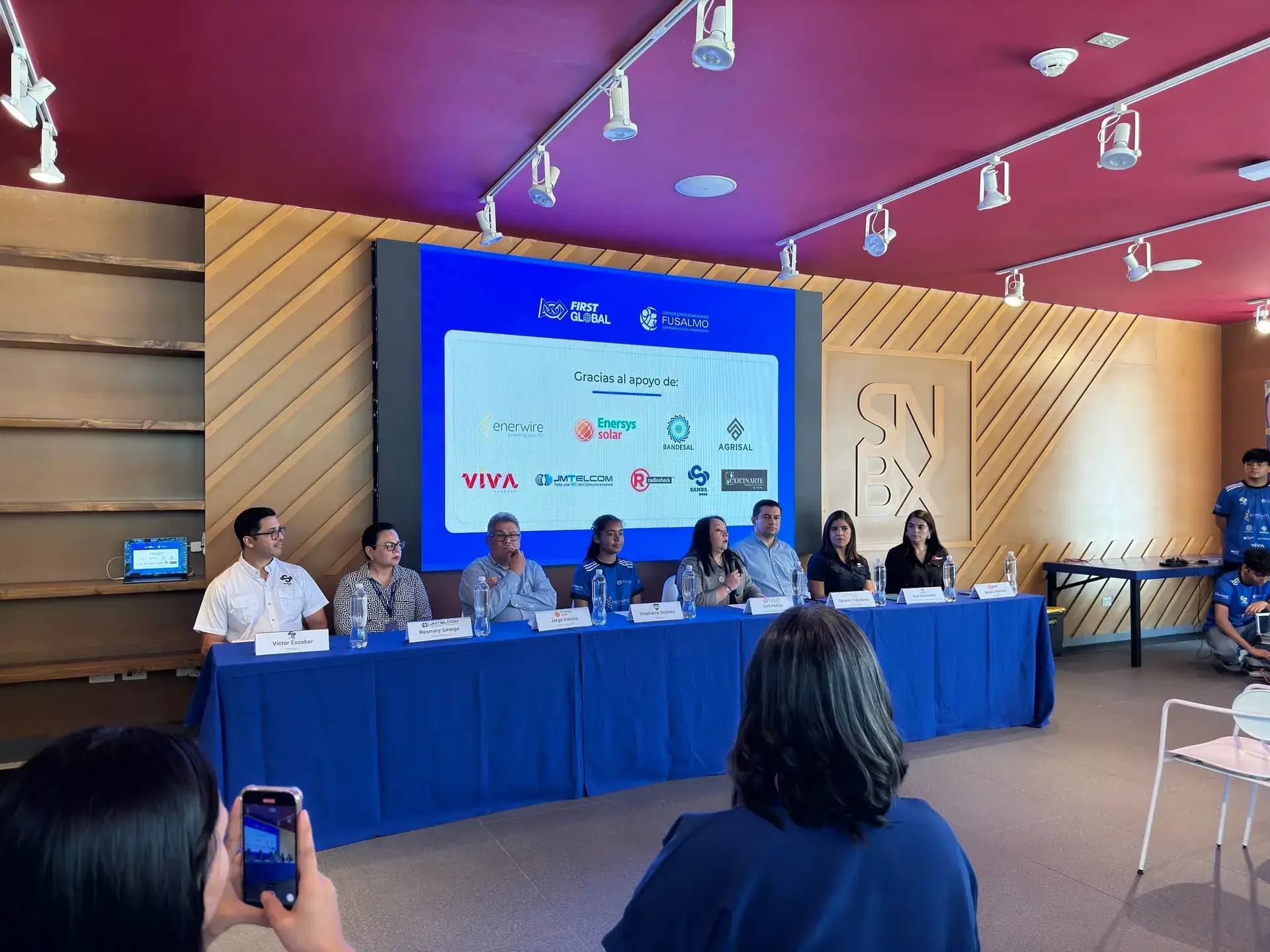 Presentación del TEAM El Salvador que participará en el Mundial de Robótica en Grecia. 