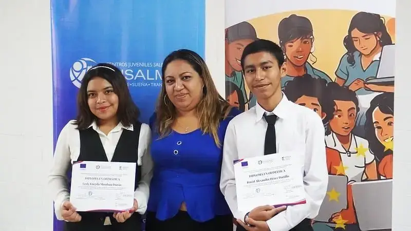 Formación en competencias digitales para jóvenes en Soyapango y Santa Ana