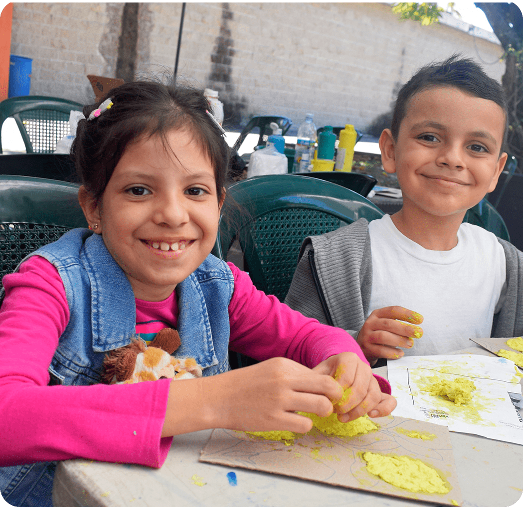Niños jugando con plastilina