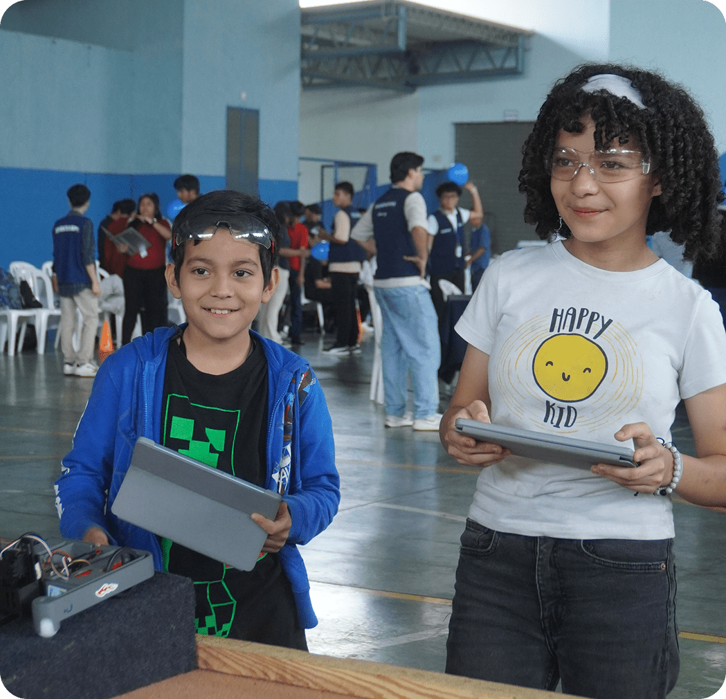Niños usando tabletas y robótica