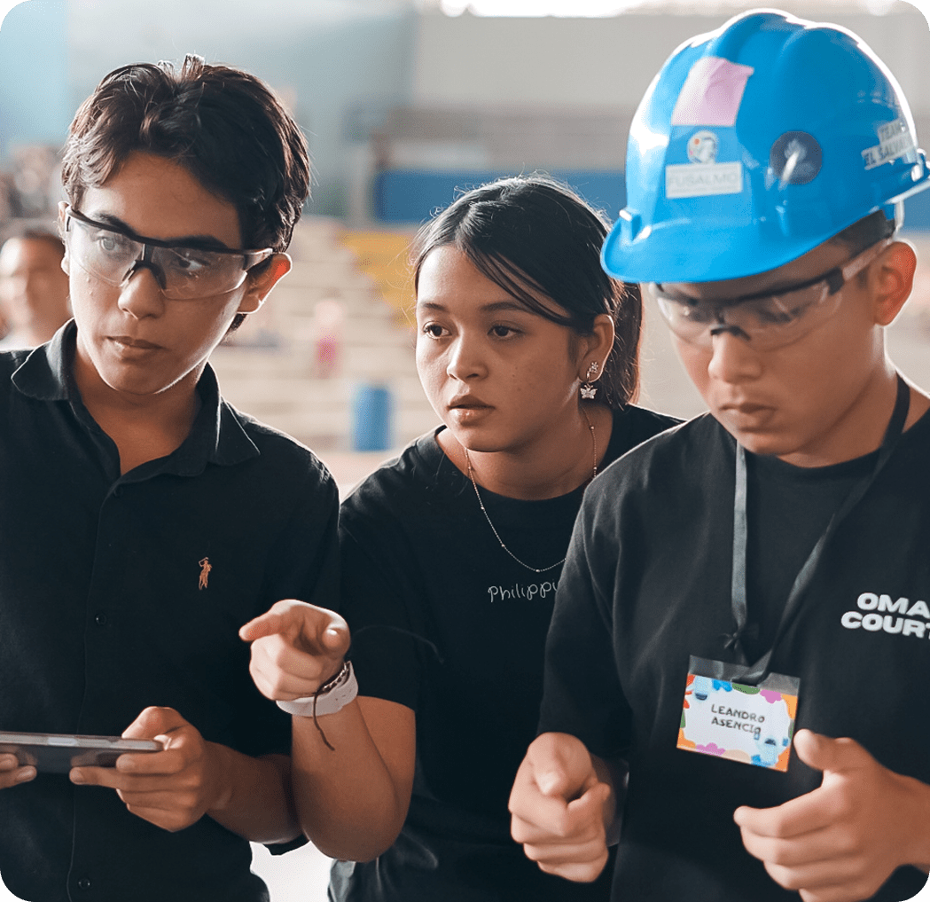 Jóvenes en taller de ingeniería