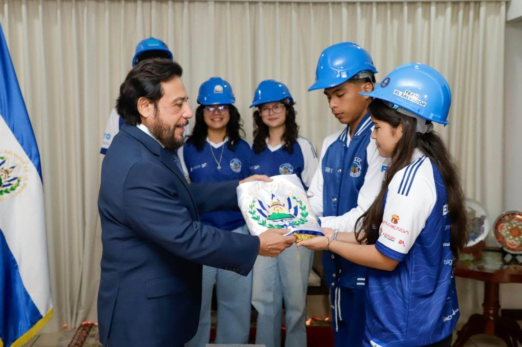 Team El Salvador recibe el pabellón nacional del vicepresidente Félix Ulloa